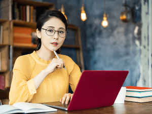 デスクワークの女性