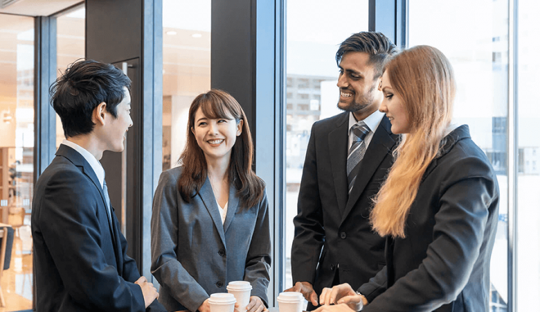 英語で会話する人たち