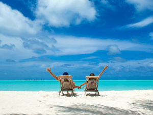 リゾートで楽しむ男女