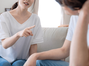 ケンカする男女