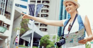 旅行を楽しむ女性